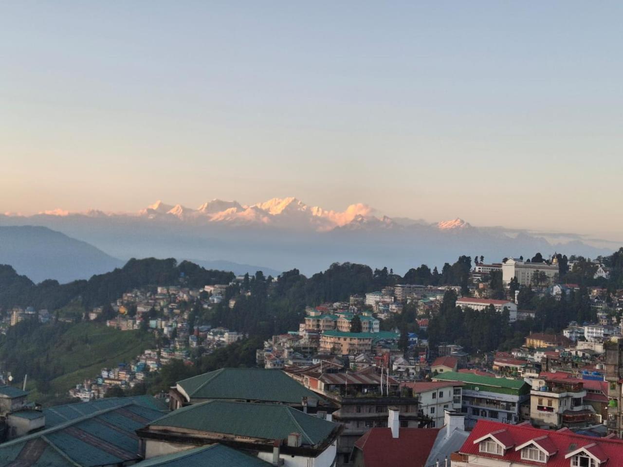 Monratino Himadrie -2 Mins Walk From Mall Road - All Rooms Have Kanchenjunga Mountain View Darjeeling  Exterior photo