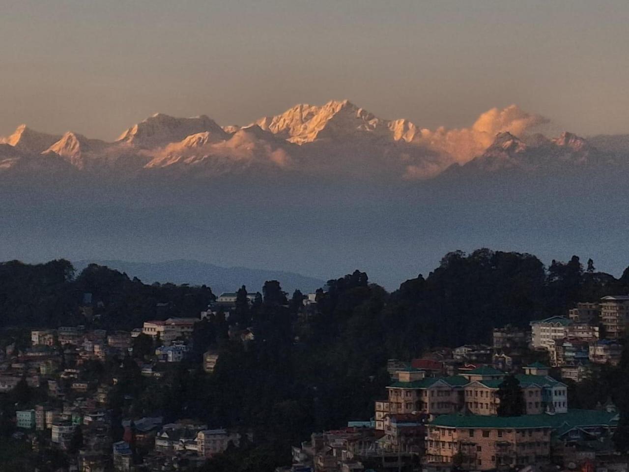 Monratino Himadrie -2 Mins Walk From Mall Road - All Rooms Have Kanchenjunga Mountain View Darjeeling  Exterior photo